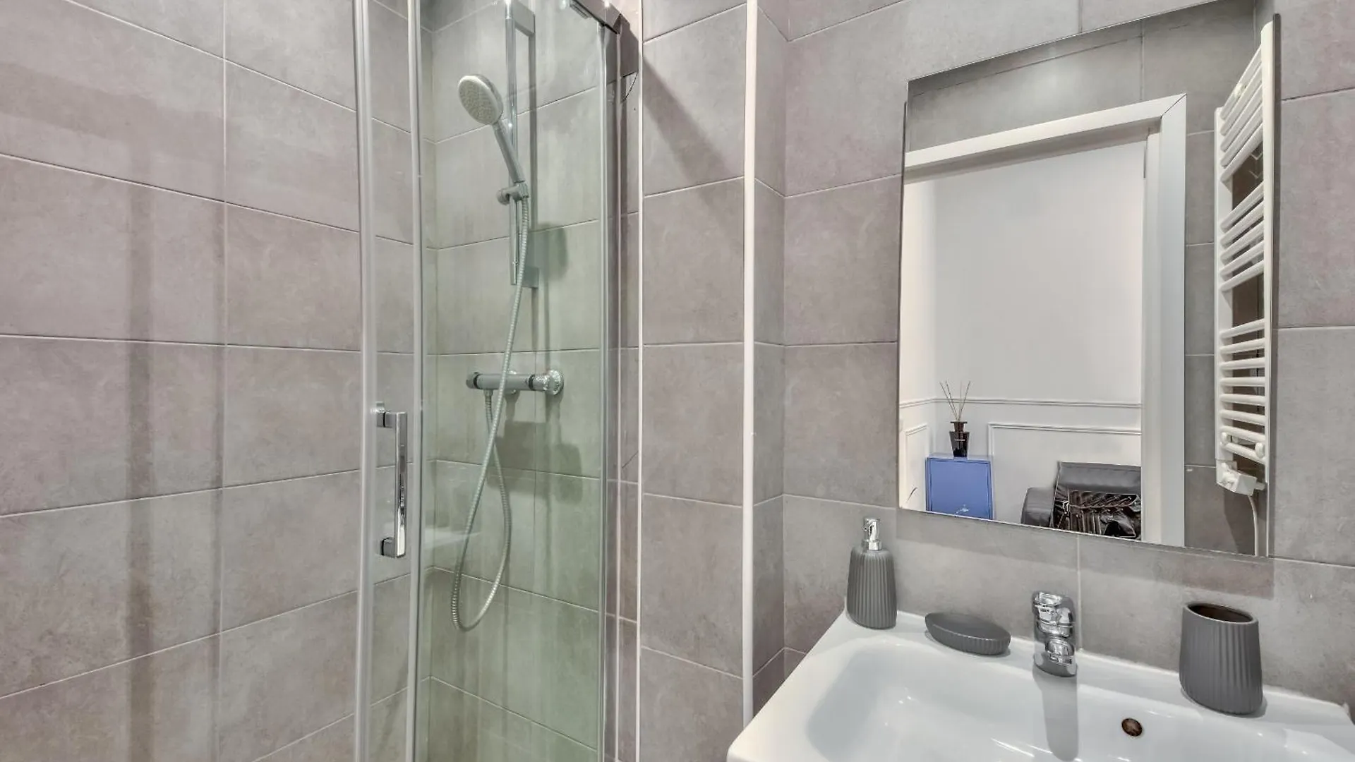 Urban Flat 35 - 2 Bedroom Apartment Grands Boulevards Paris France